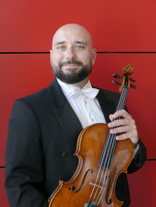 MACIEJ JARO�