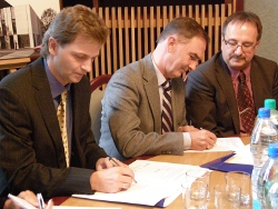 Podpisanie umowy o roboty budowlane dla inwestycji w dniu 15 października 2009 roku fot. P.Mróz.
